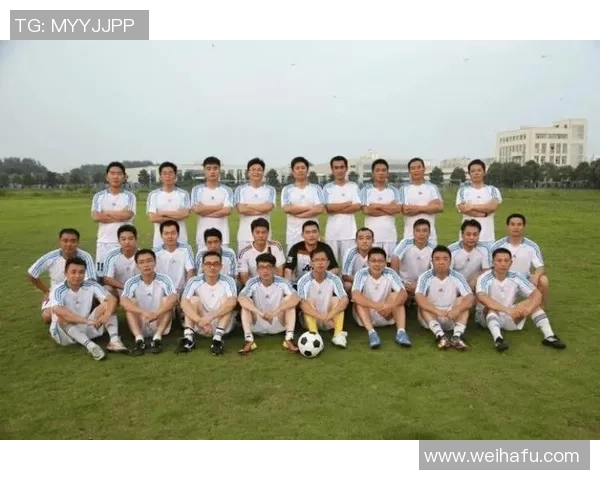 足球巨星云集合影揭示球场背后的传奇与荣耀